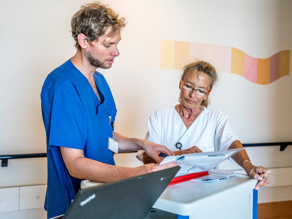 Arzt und Pflegerin schauen auf Unterlagen - Innere Medizin - Albertinen Krankenhaus in Hamburg