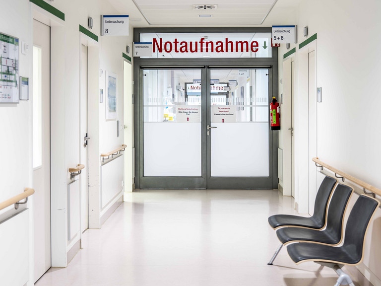 Wartebereich der Notaufnahme, Klinik für Orthopädie und Unfallchirurgie, Albertinen Krankenhaus, Hamburg-Schnelsen