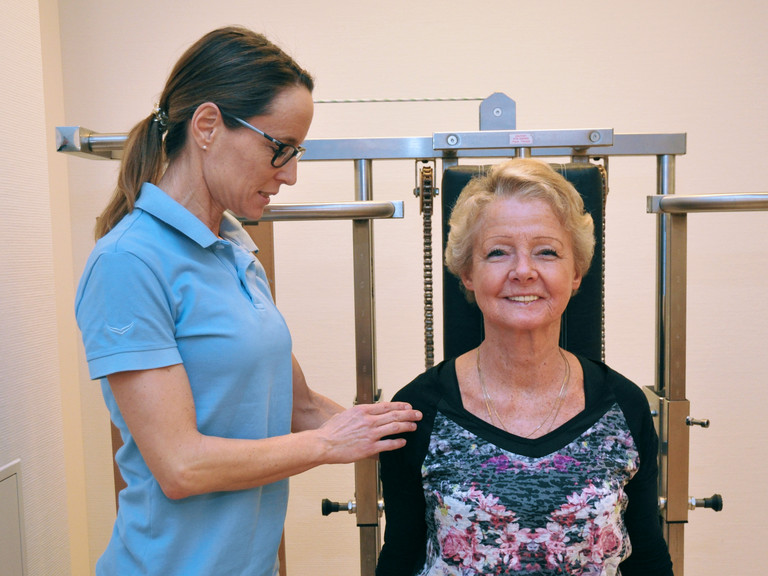 Physiotherapeutin mit Patientin am Sportgerät - Physiotherapie - Physikofit- Albertinen Krankenhaus Hamburg